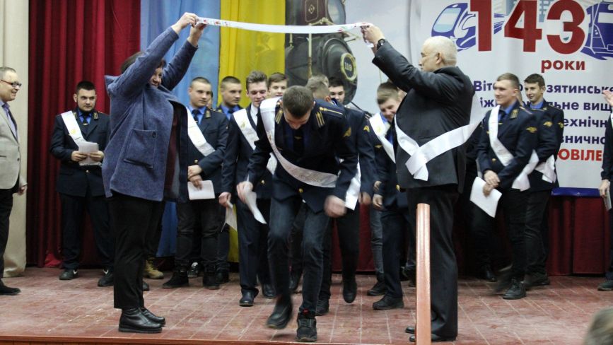 Атестація та випуск: козятинським студентам-залізничникам вручили дипломи
