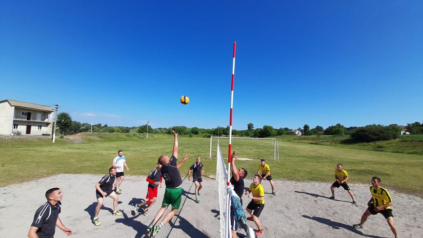 У Самгородоцькій громаді чоловіки змагались з волейболу. Хто переміг?