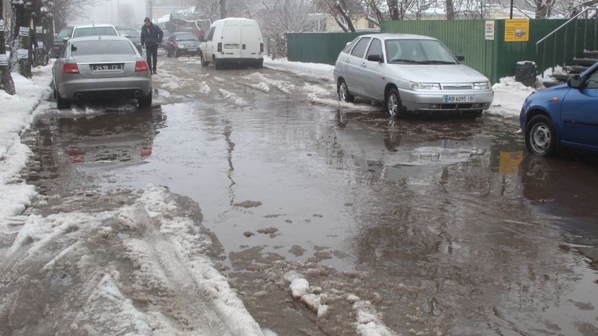 Після потепління одні вулиці стали озерами, на інших ще довго танули пороги із льоду